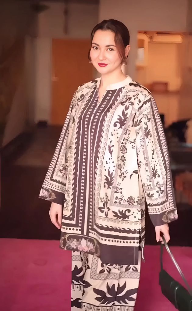 HANIA AMIR ⏐ SILK ⏐ FLORAL DIGITAL PRINTED ⏐UNSTITCHED ⏐ 3 PC